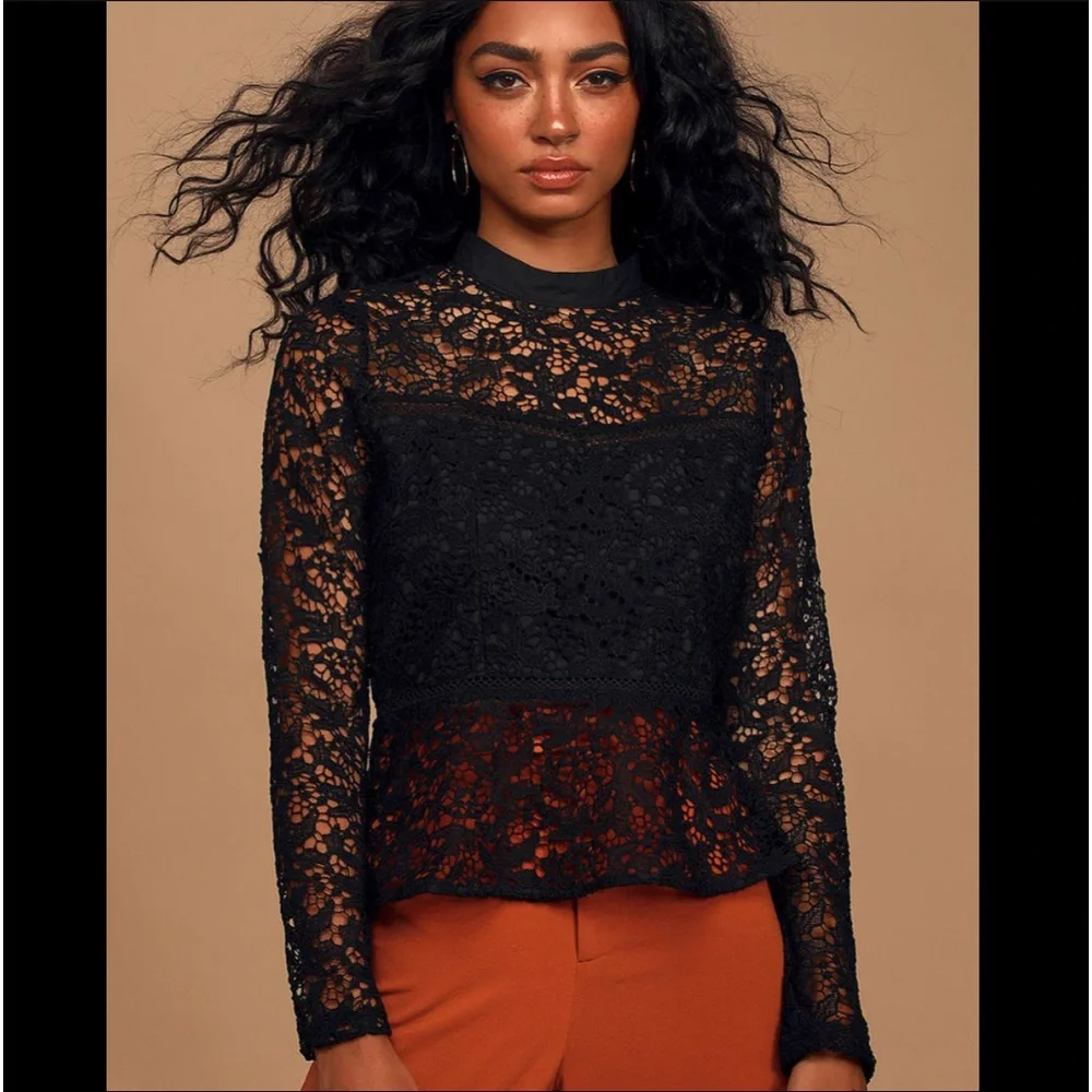 LOVELY LACE TOP   NWT